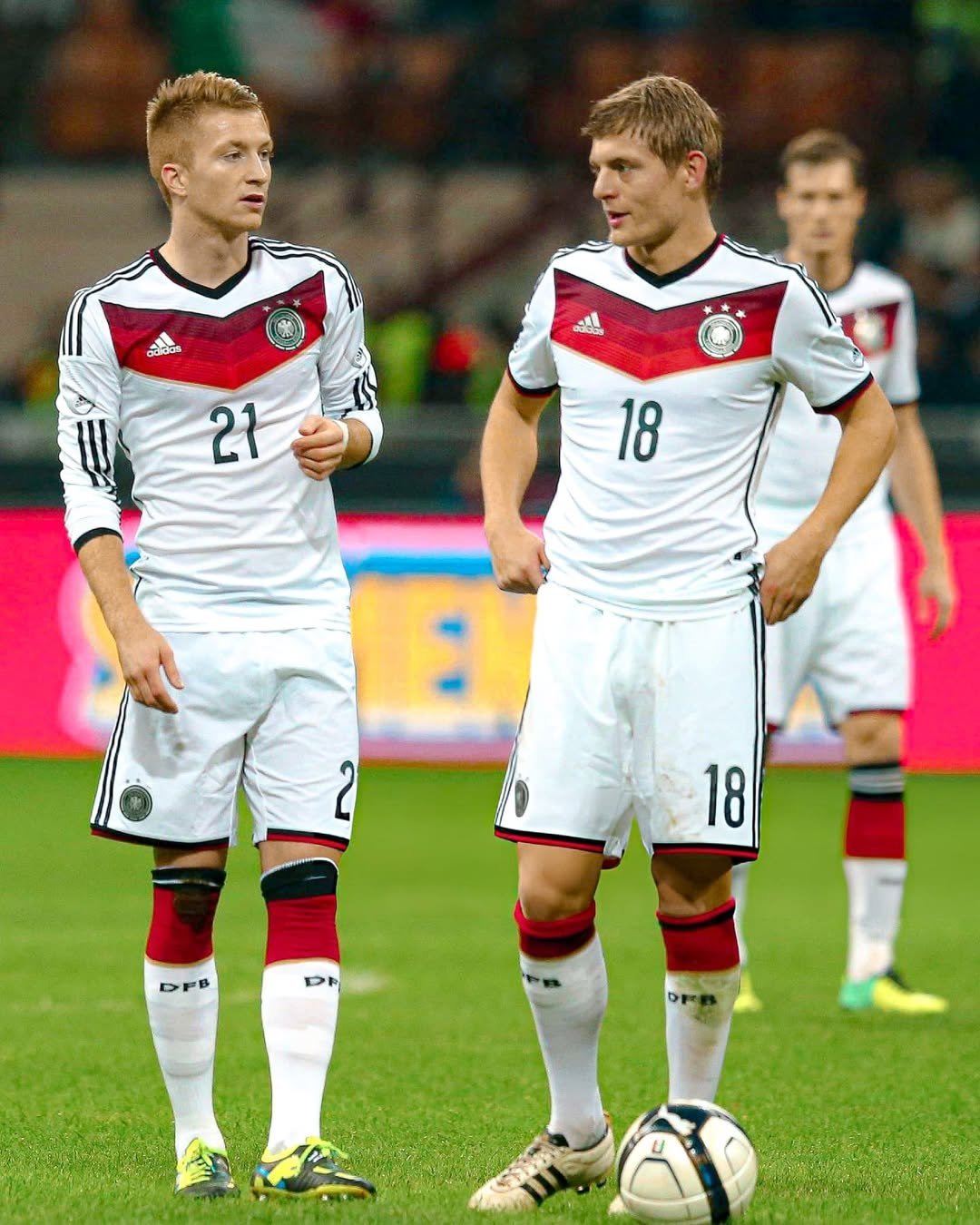 aoa体育新闻-足球传奇再度谱写，球场上将迎来激动人心的对抗