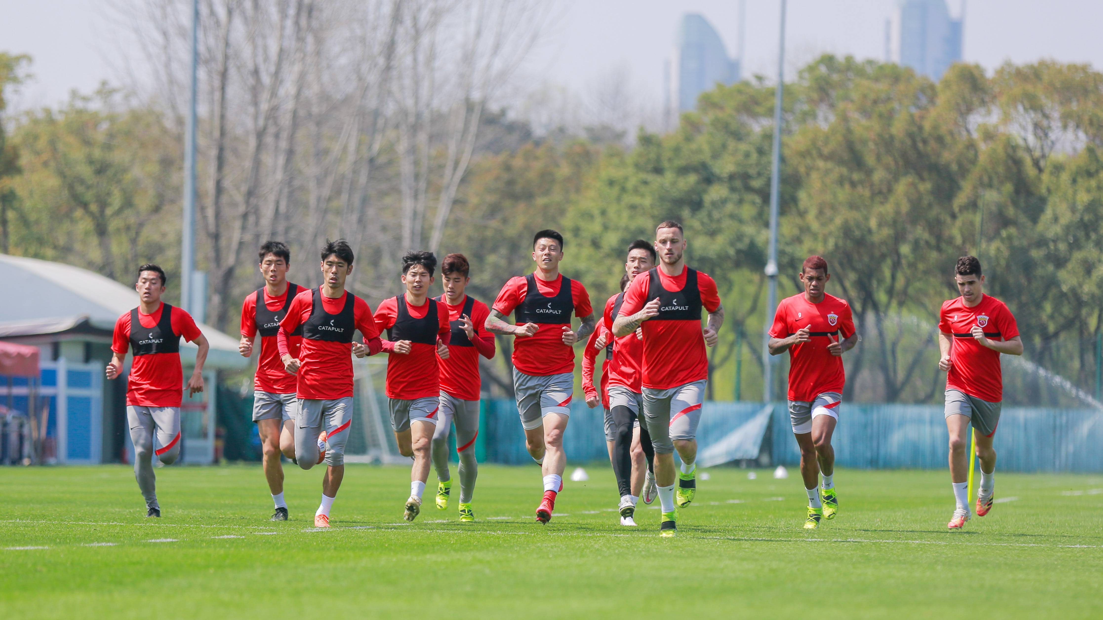 关于横滨水手取得惊艳胜利，晋级榜首的信息