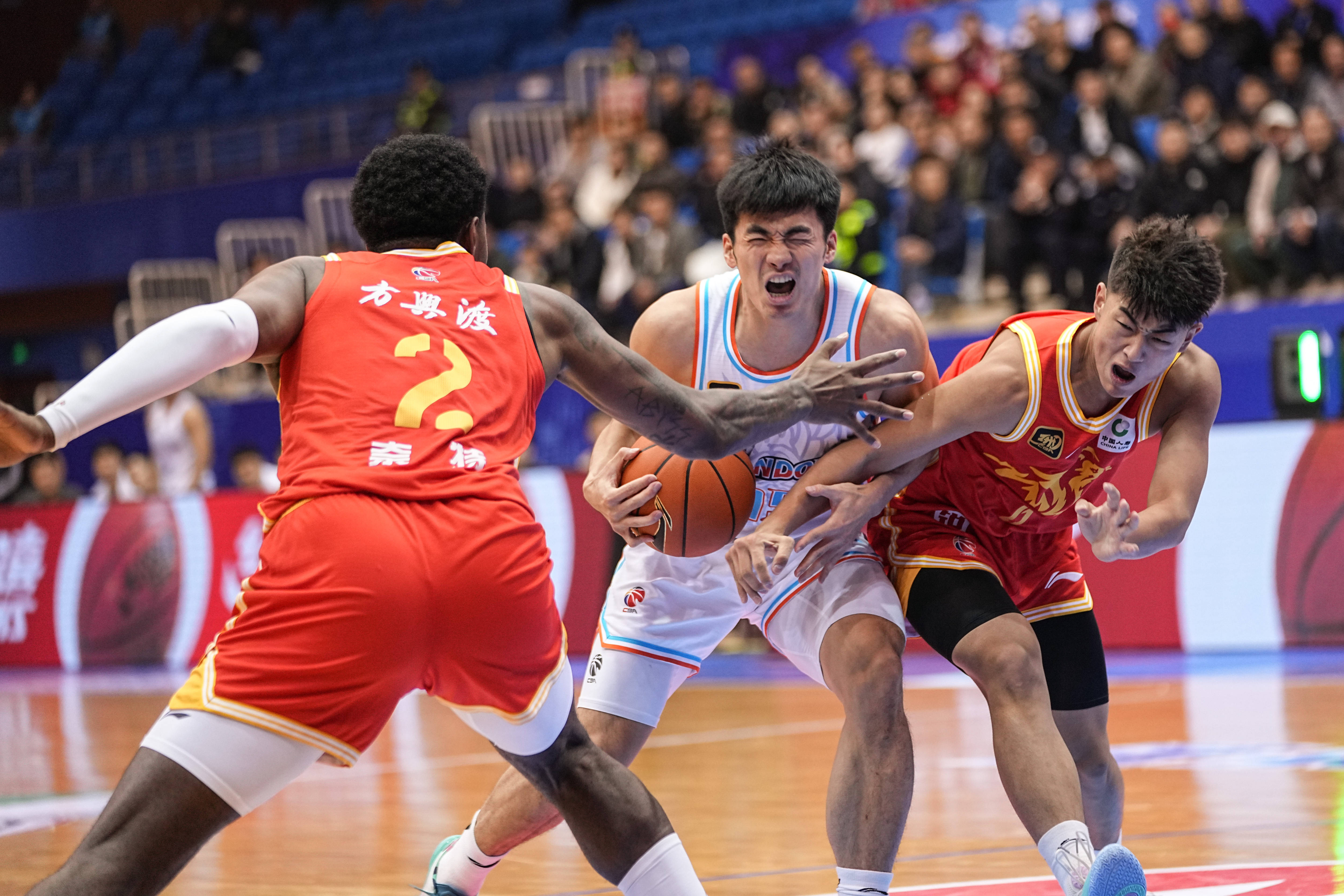 青岛队客场惊险获胜，积分榜上升