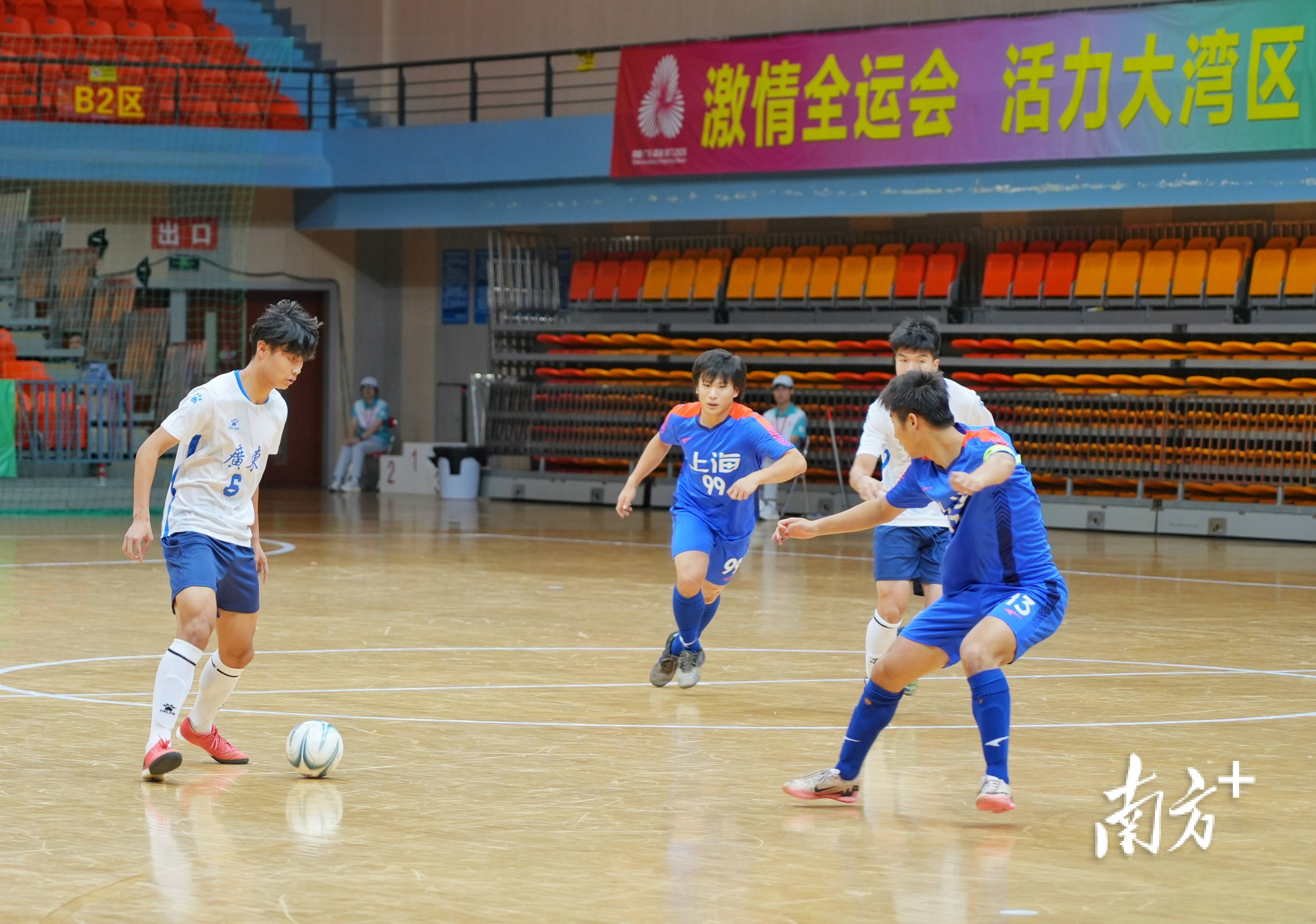 足球比赛中，一队以大比分胜出