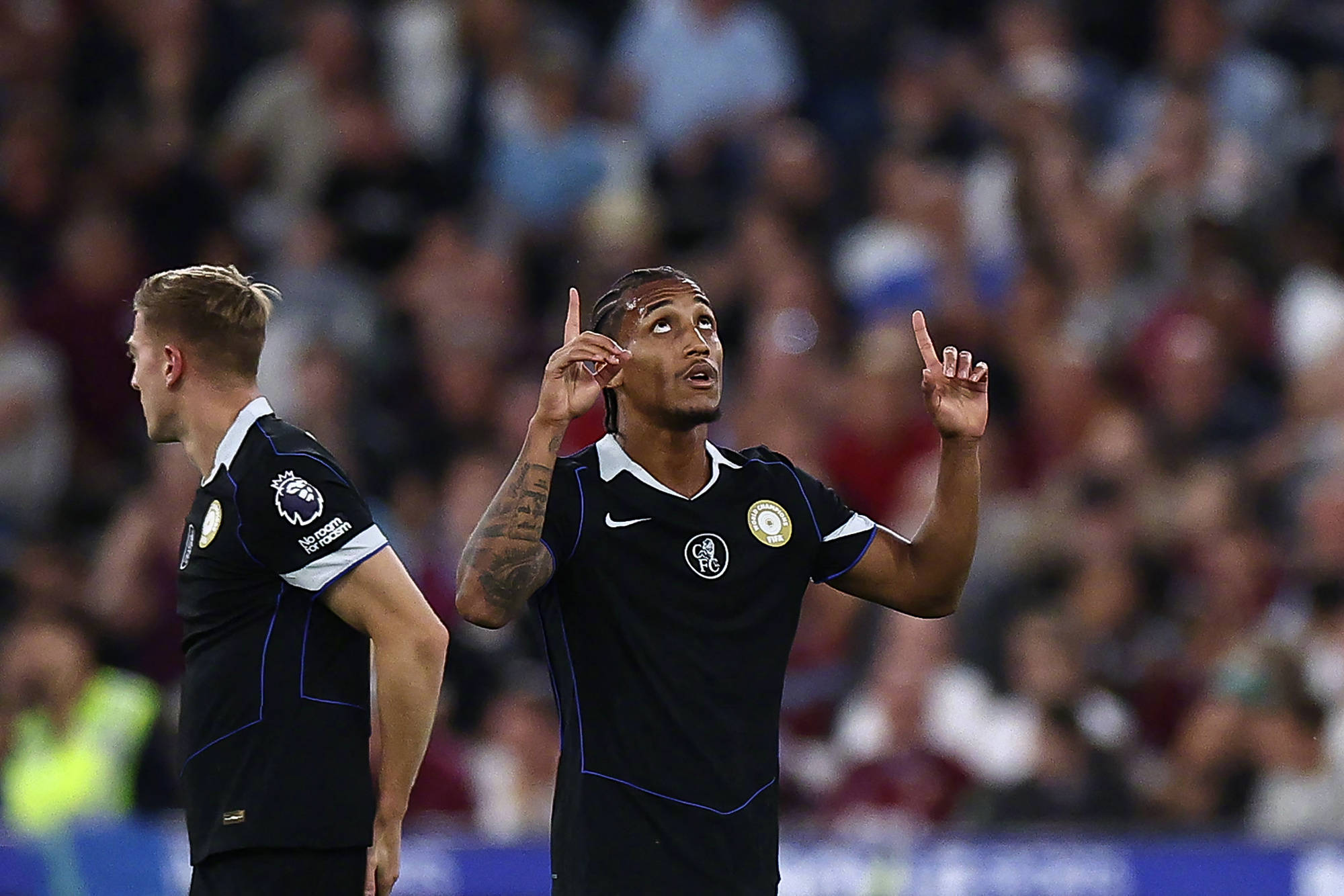 切尔西客场逆转,英超争冠形势起变 切尔西客场逆转,英超争冠形势起变