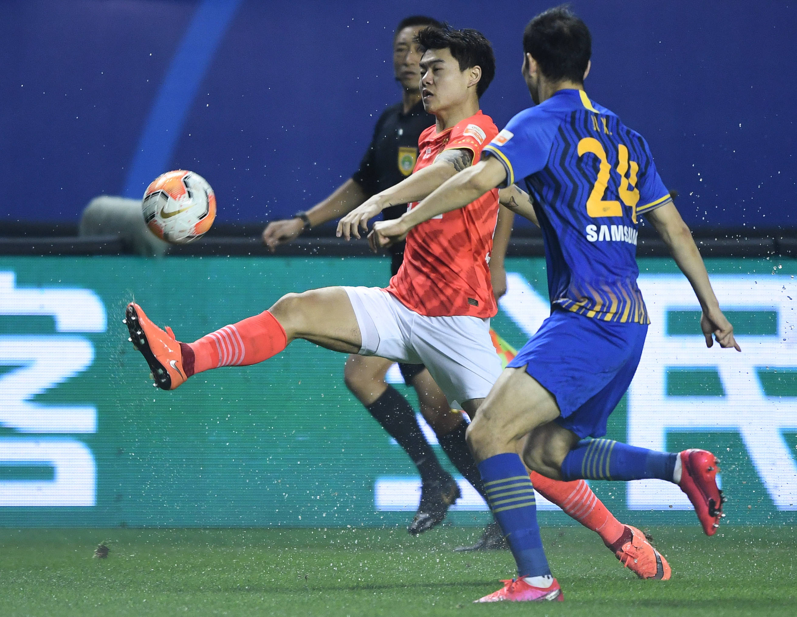 aoa体育馆-中超强强对话：江苏苏宁力克广州恒大，豪取客场胜利的简单介绍