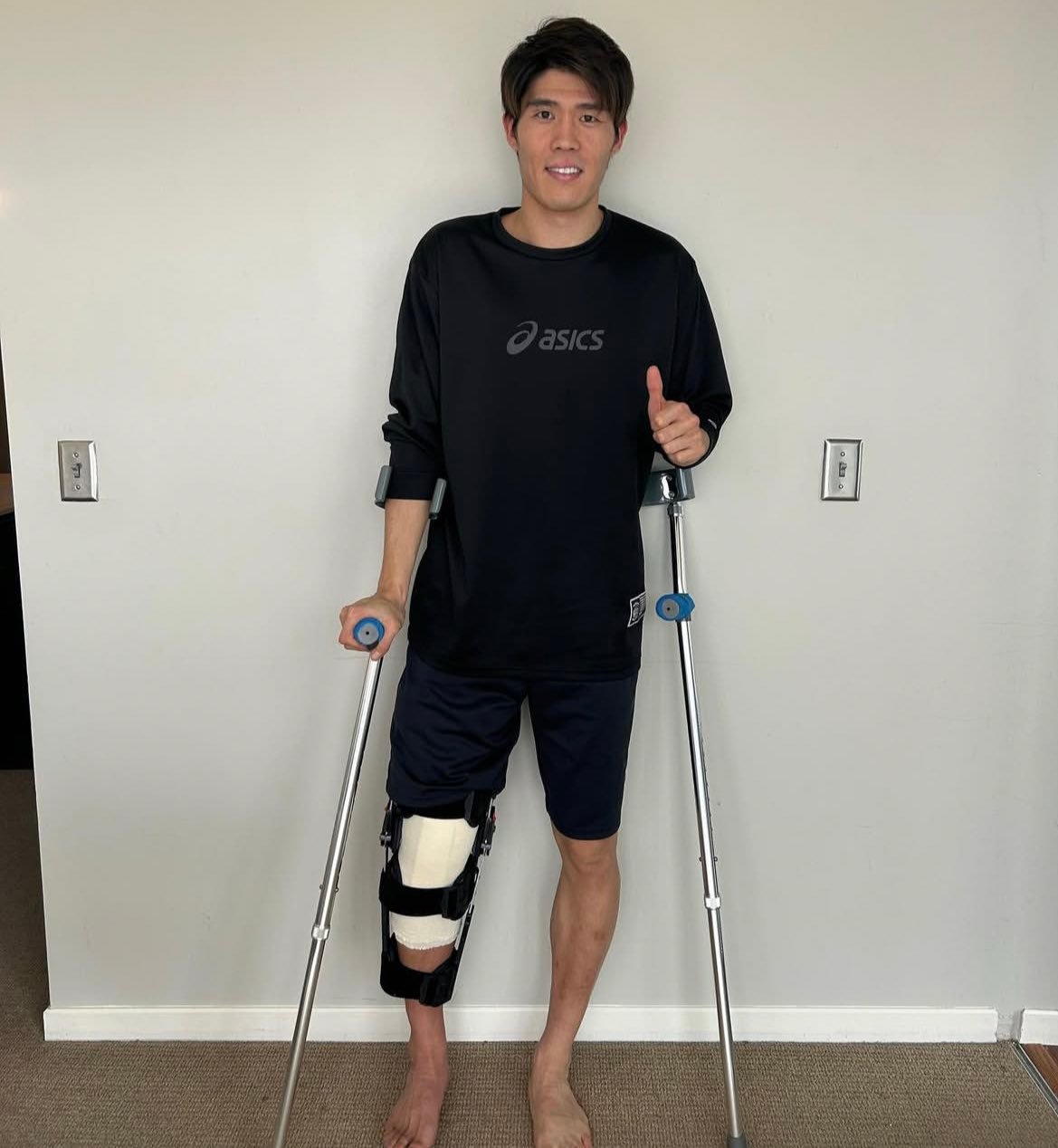 aoa体育培训-本赛季最佳射手在比赛中遭受膝伤，需休息数周的简单介绍