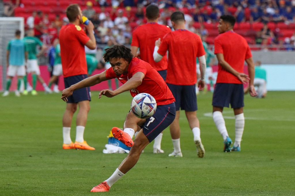 英格兰后卫换防，关键时刻挽救球队命运