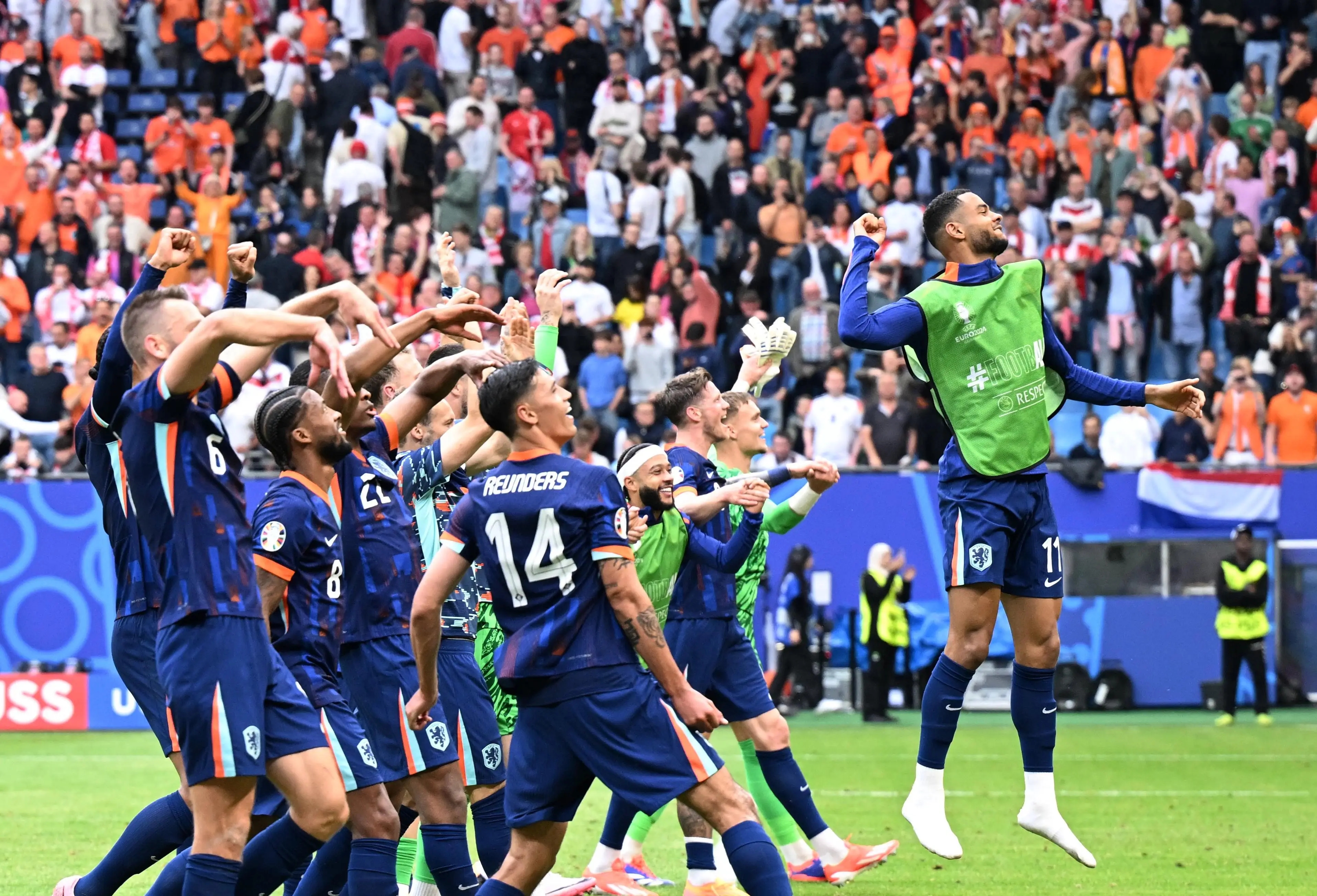 包含欧洲篮球联赛争夺激烈，球队实力逐渐显露的词条