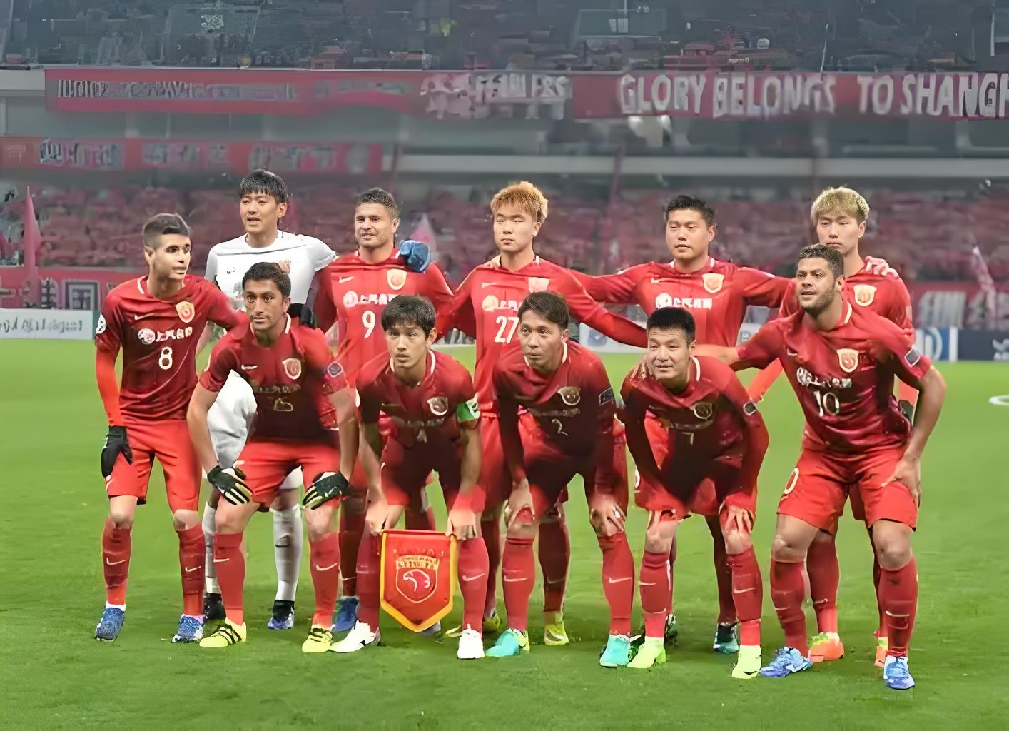 aoa体育视频-顶级足球对决点燃赛场热情，球员斗志昂扬争先恐后的简单介绍