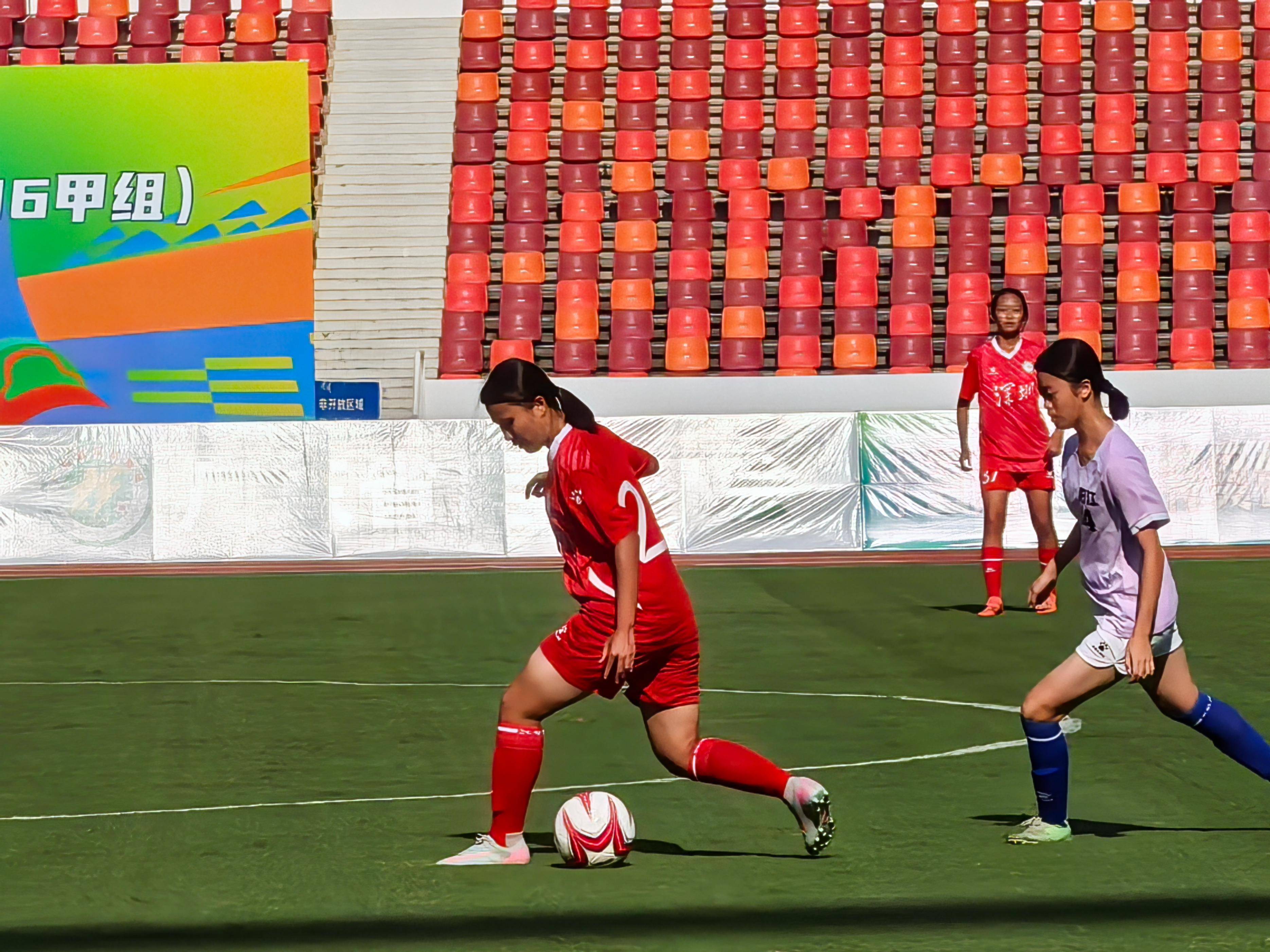 顶级足球对决点燃赛场热情，球员斗志昂扬争先恐后的简单介绍