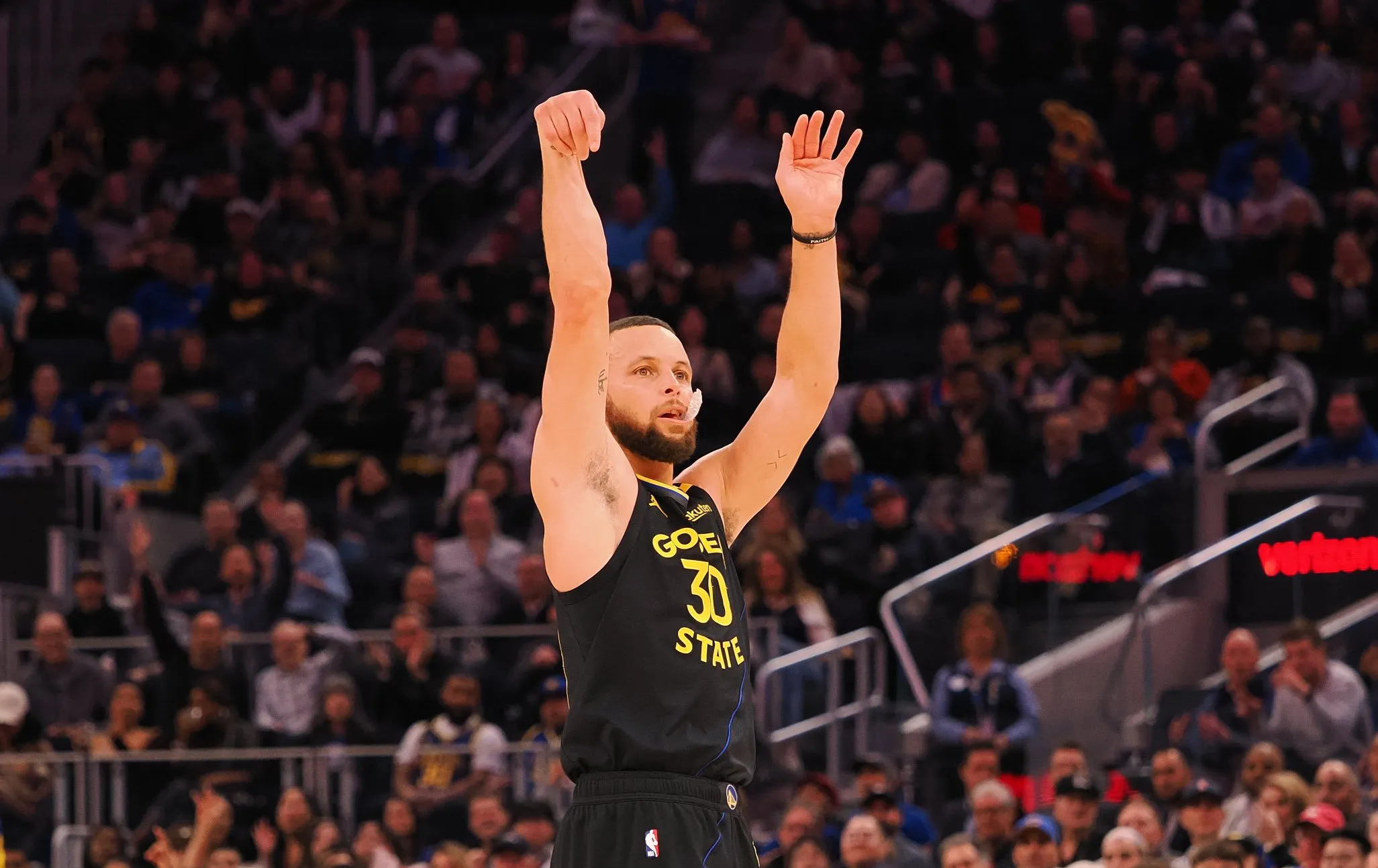 aoa体育娱乐-勇士负于热火，库里再次单节砍下分