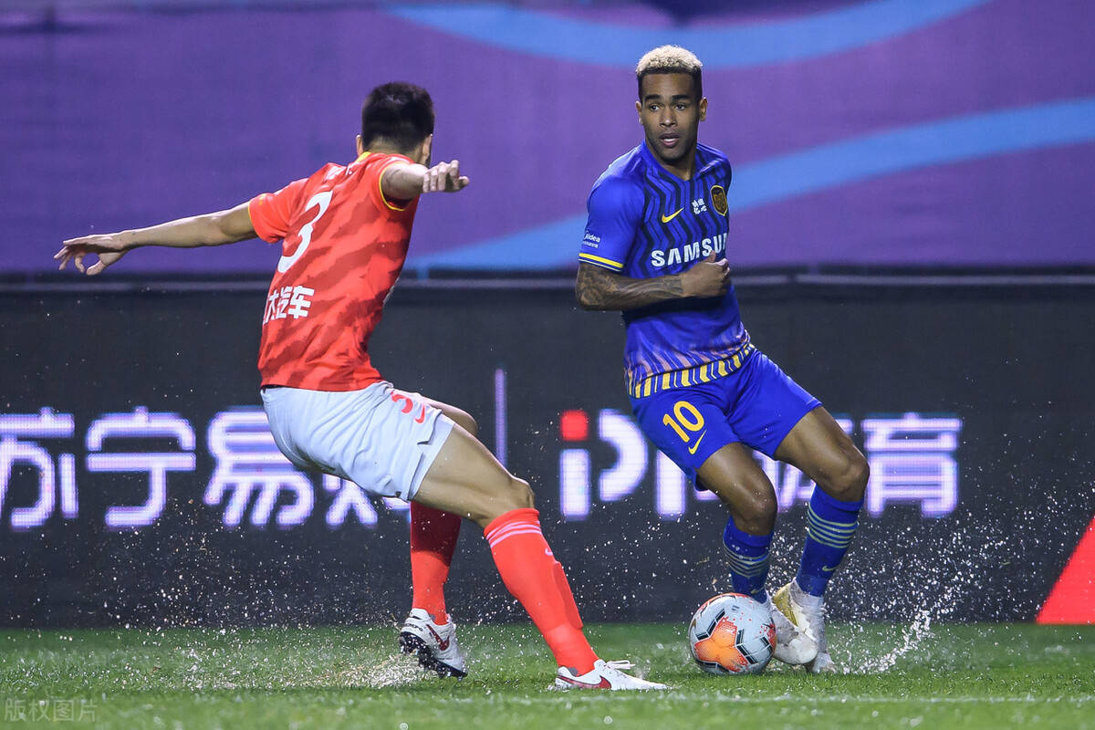 苏宁主场不敌海港,遭遇失利 苏宁主场不敌海港,遭遇失利