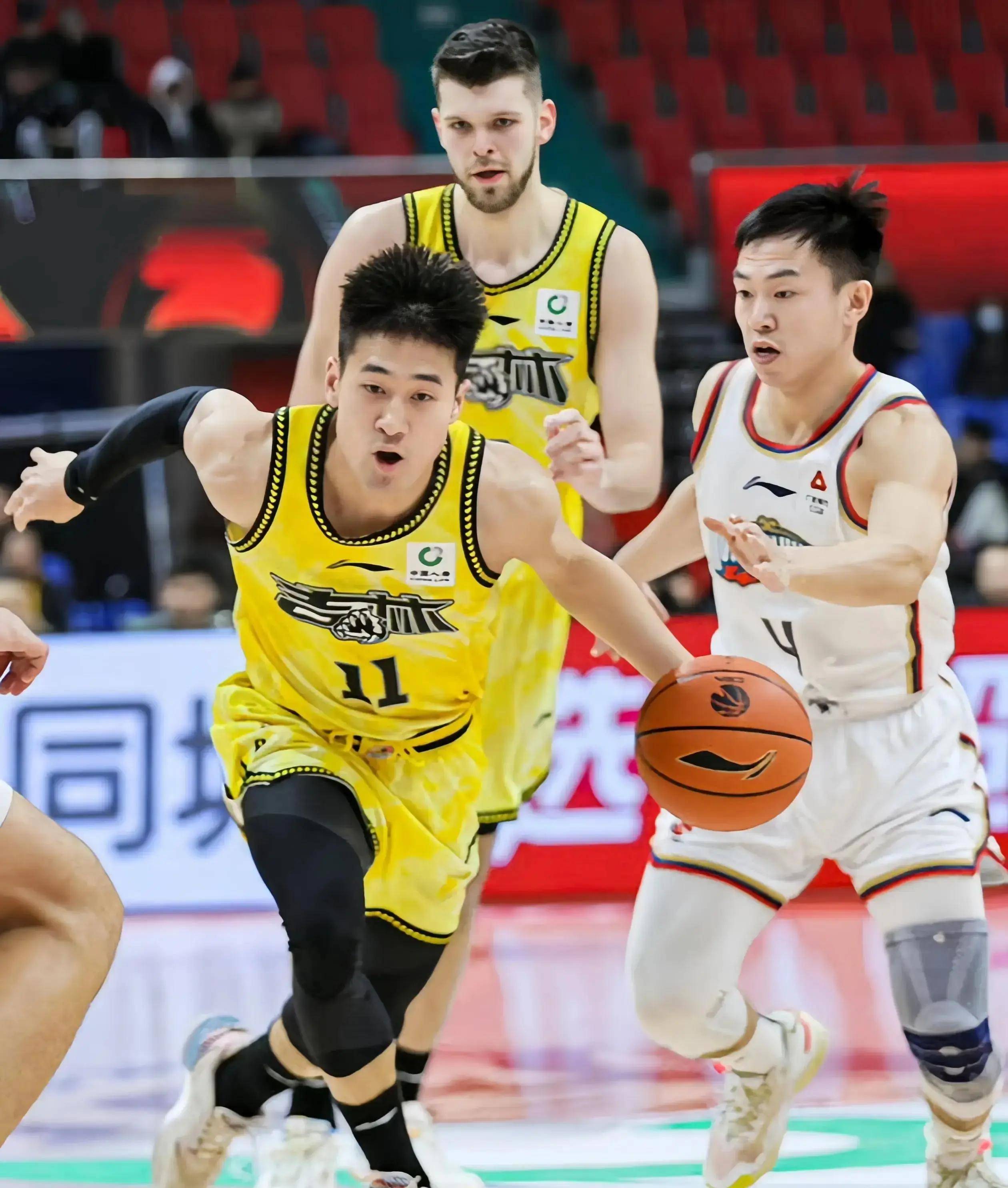 aoa体育课程-黑龙江男篮在比赛中稳定发挥，获得胜利