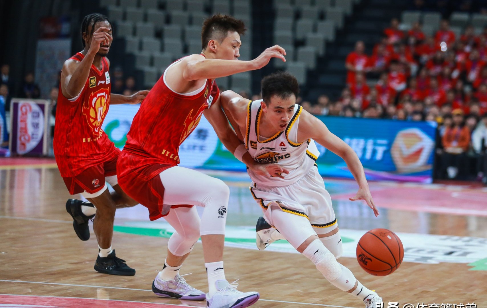 辽宁队在体育馆内迎战对手,赢得比赛的胜利的简单介绍 辽宁队在体育馆内迎战对手,赢得比赛的胜利的简单介绍